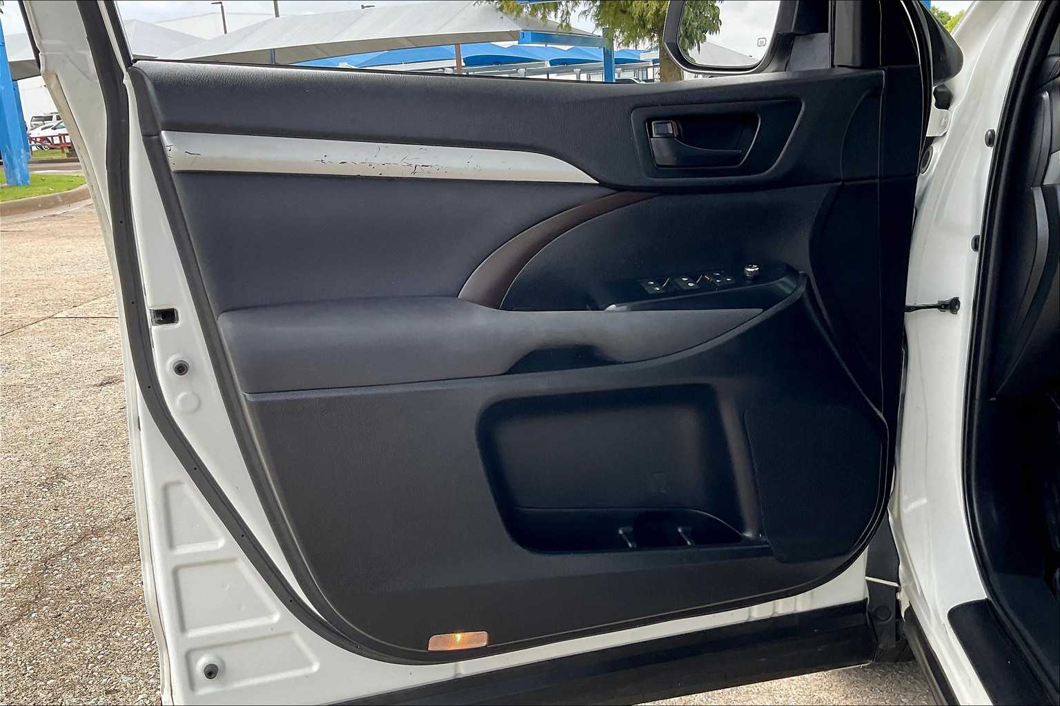 2019 Toyota Highlander LE photo 19