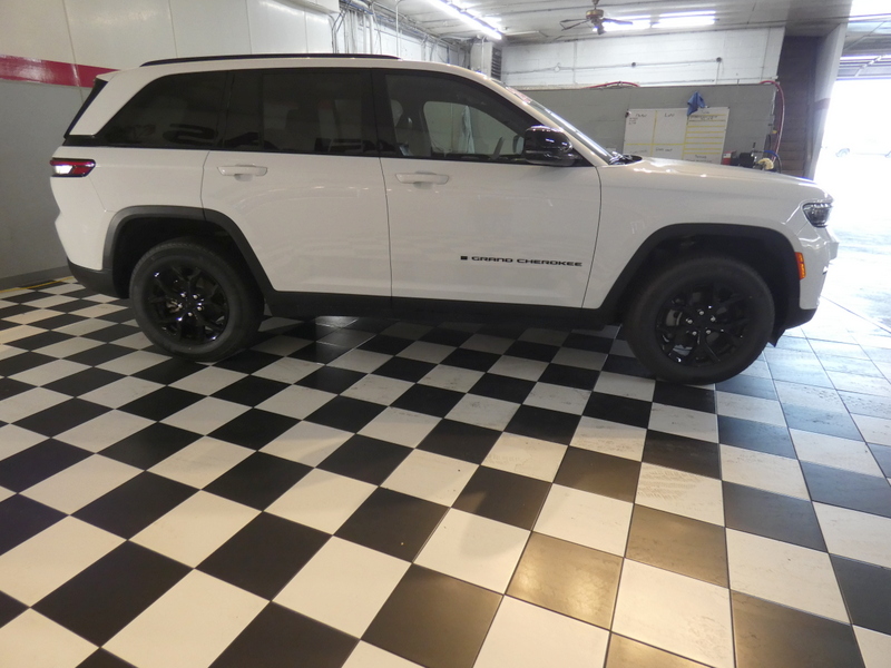 2024 Jeep Grand Cherokee Altitude photo 4
