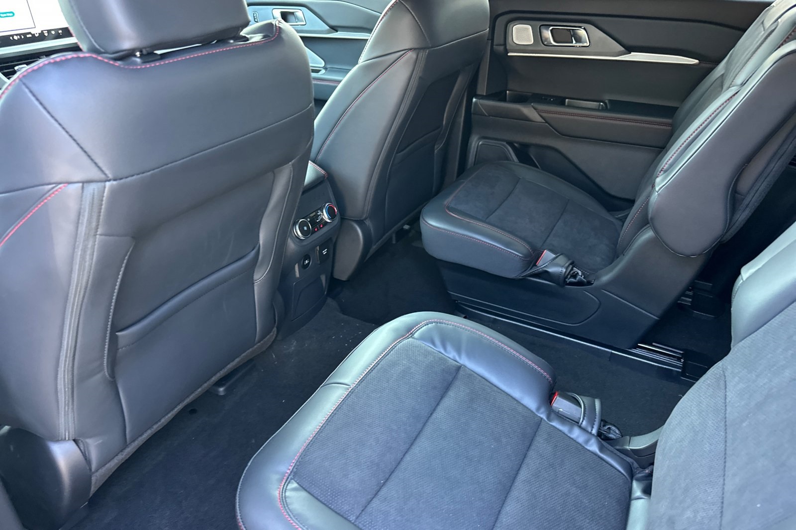 2025 Ford Explorer ST photo 4