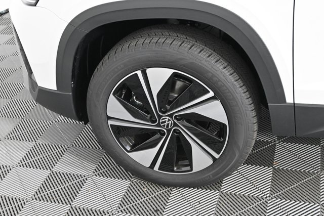 2025 Volkswagen Taos SE photo 2