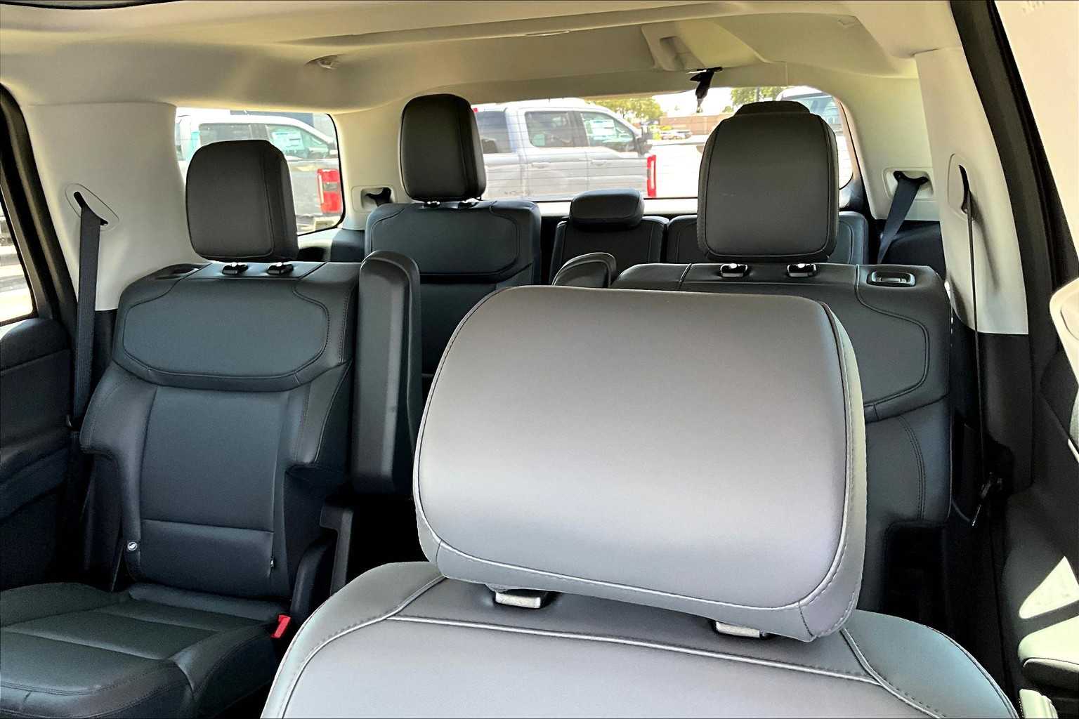 2025 Ford Expedition photo 16