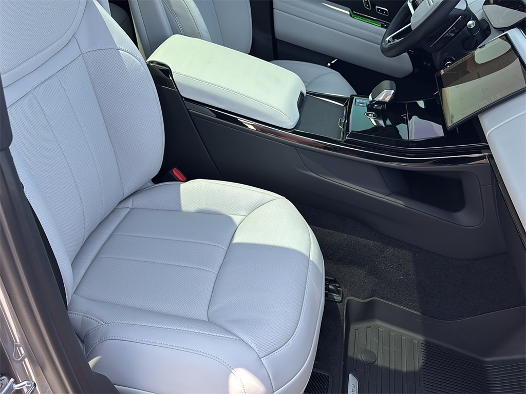2025 Land Rover Range Rover Sport SE photo 13