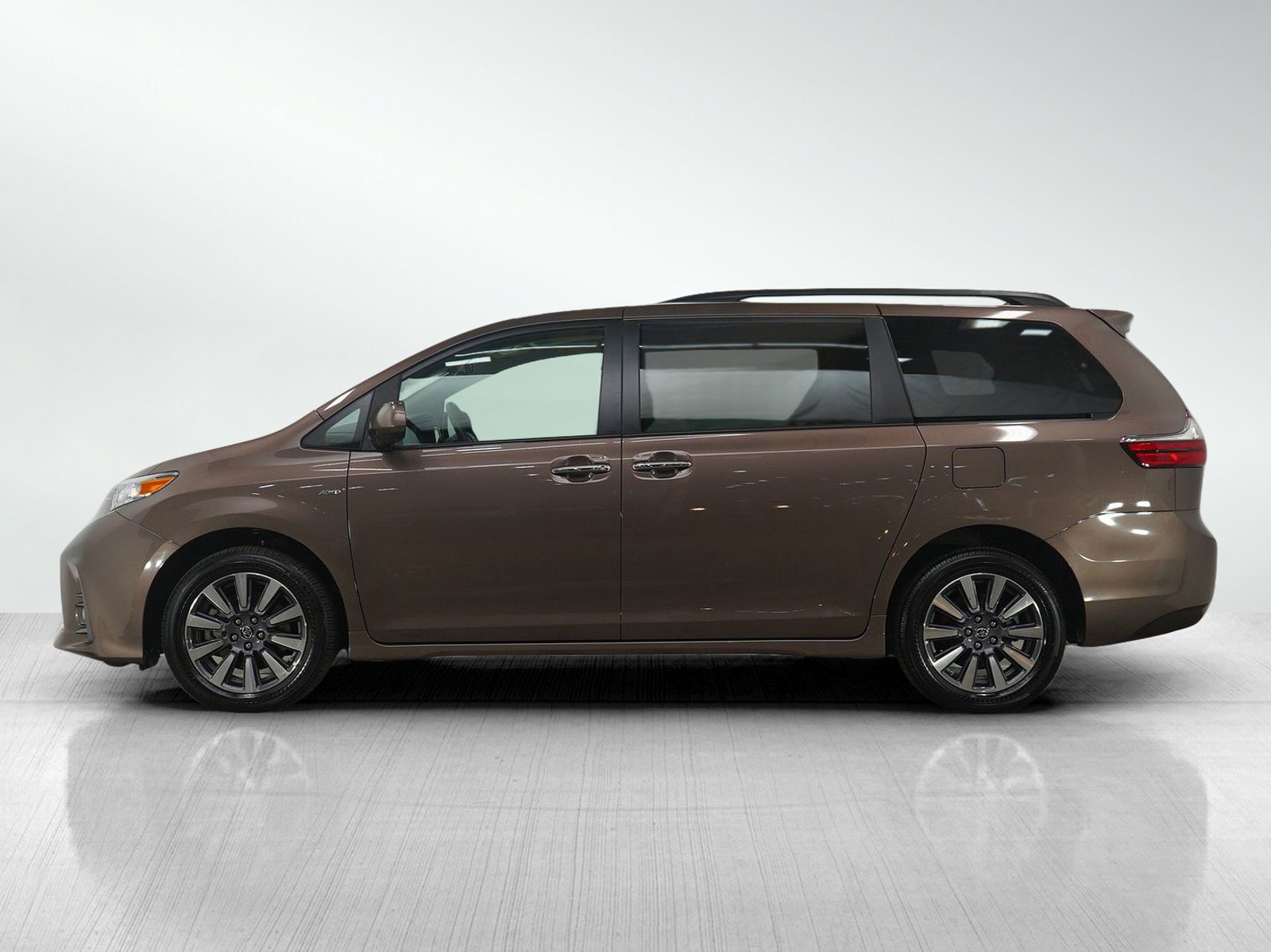 Used 2020 Toyota Sienna XLE with VIN 5TDDZ3DCXLS240638 for sale in Wayzata, Minnesota
