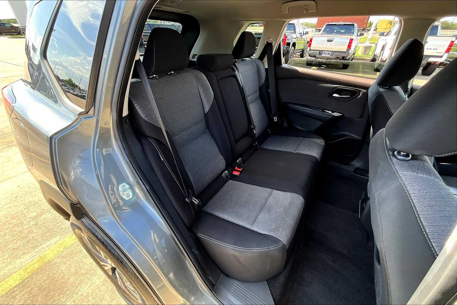 2023 Nissan Rogue SV photo 16
