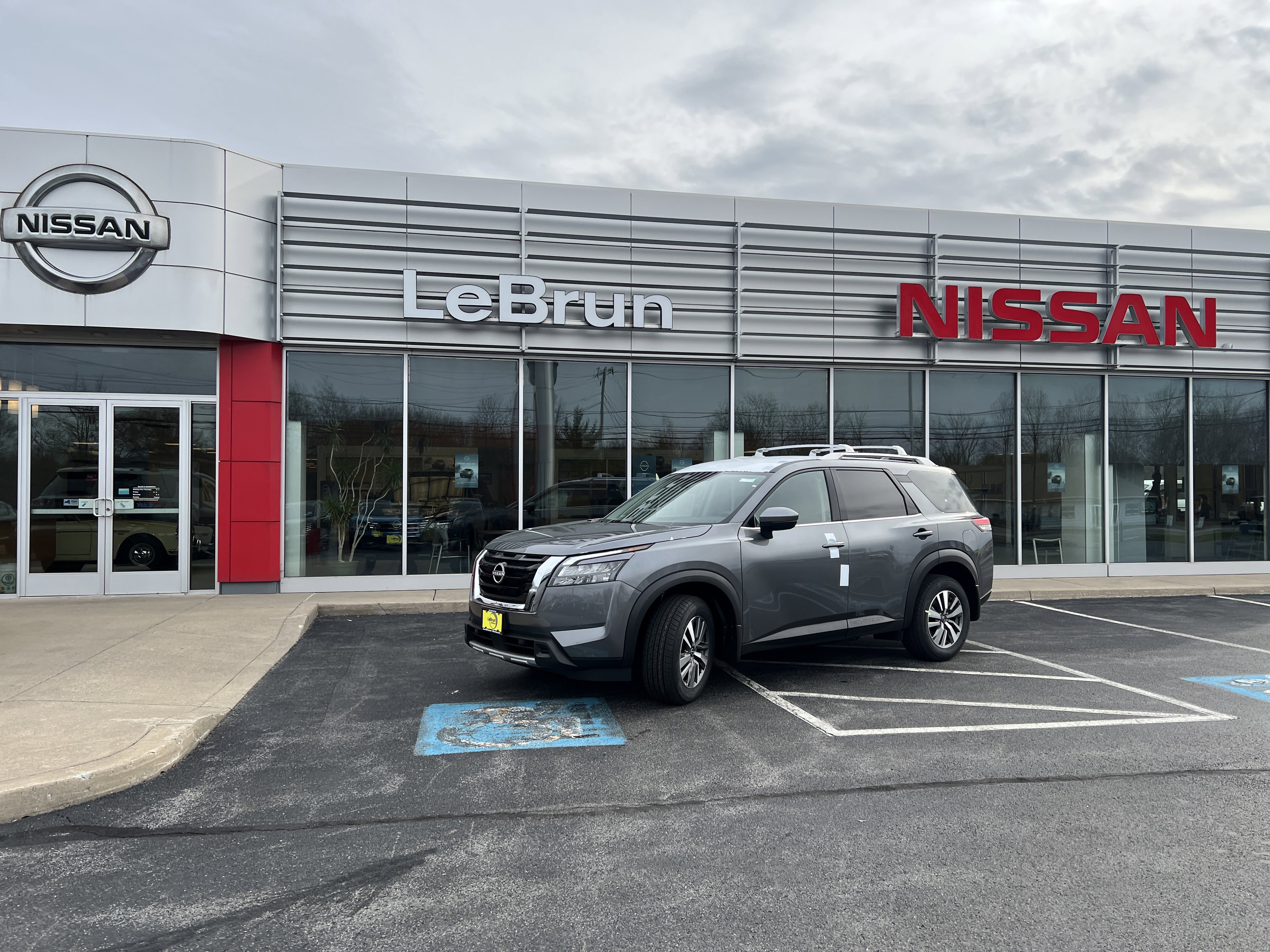 2025 Nissan Pathfinder SL's photo