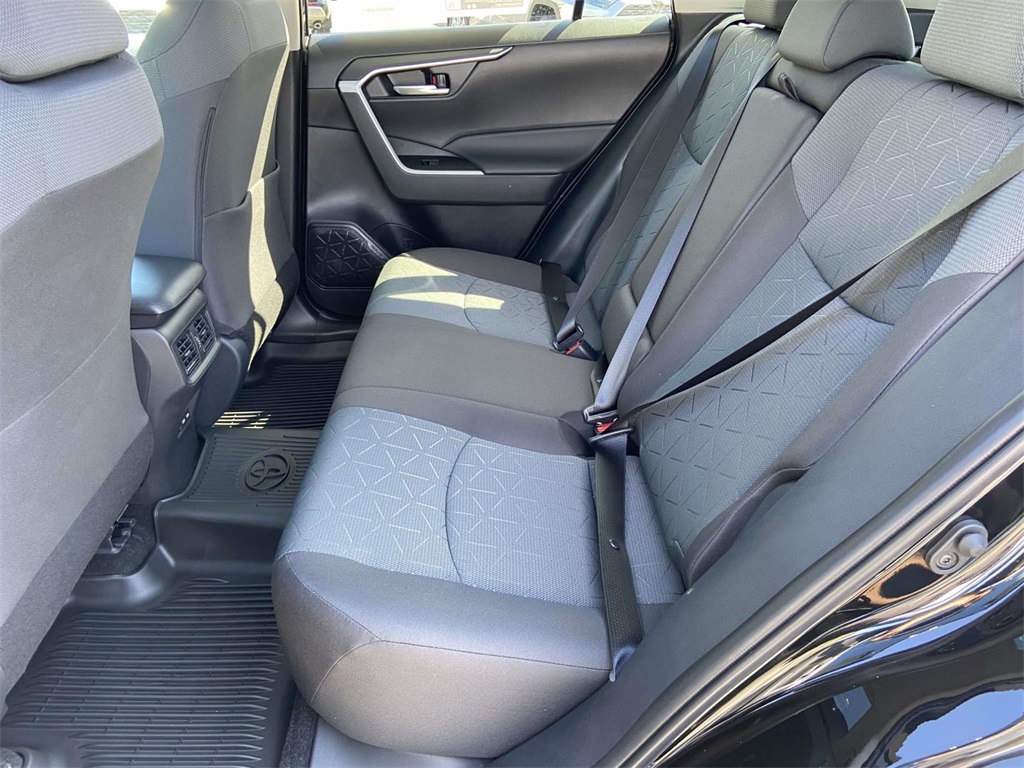 2025 Toyota RAV4 XLE photo 9
