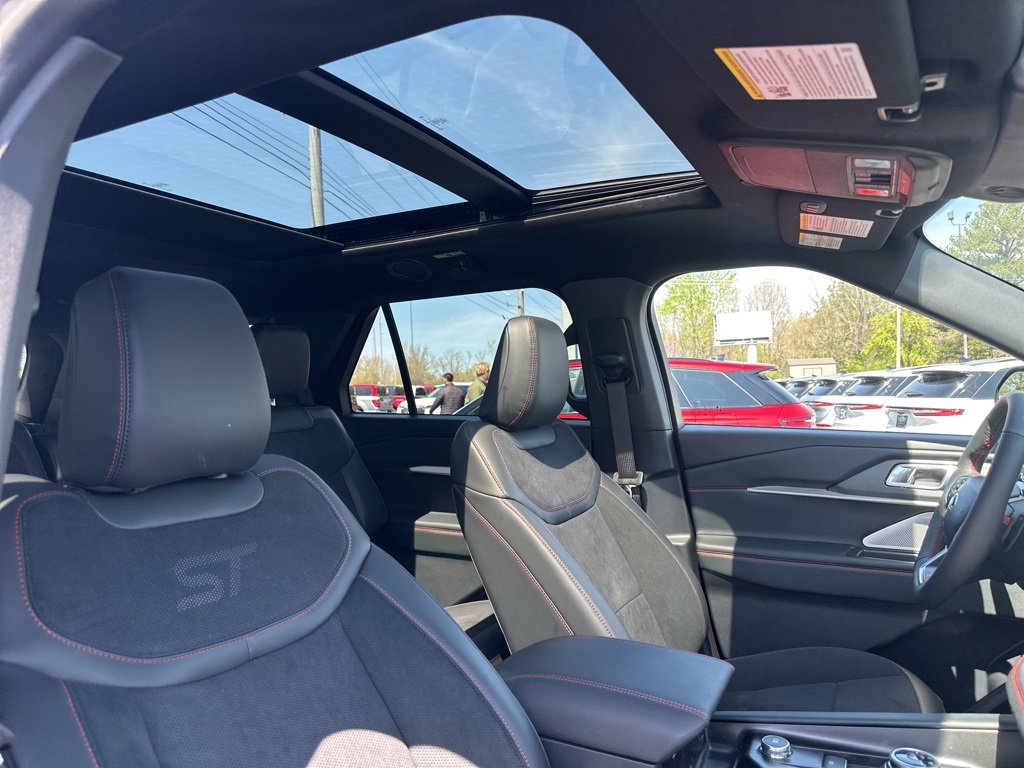 2025 Ford Explorer ST photo 2