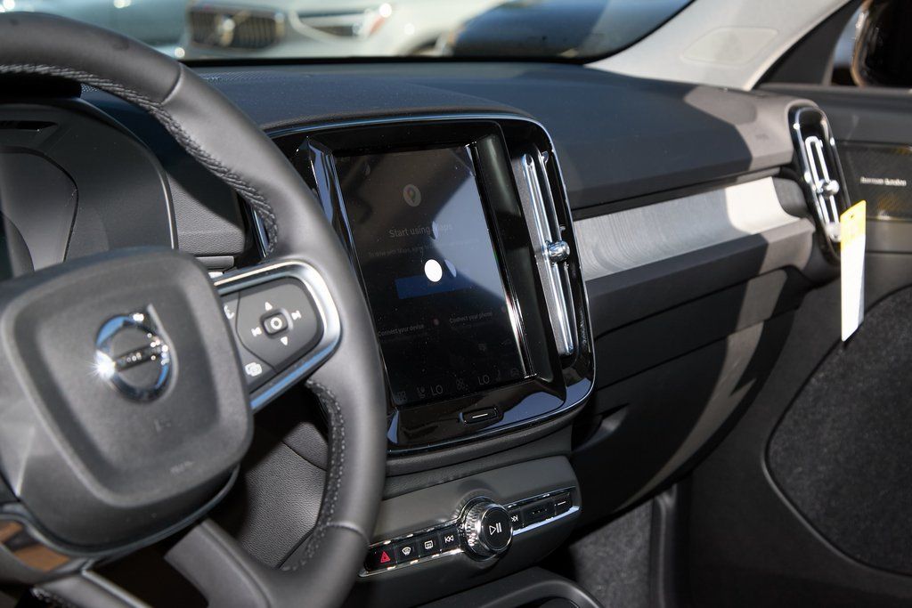 2026 VOLVO XC40 - Image 13