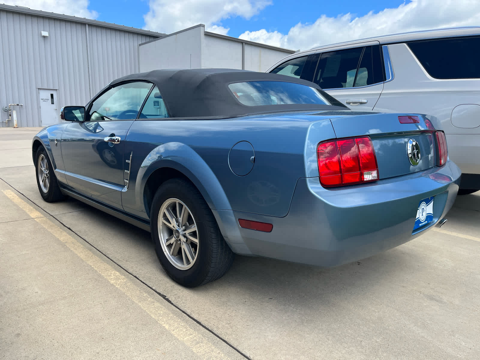 2005 Ford Mustang Deluxe photo 3