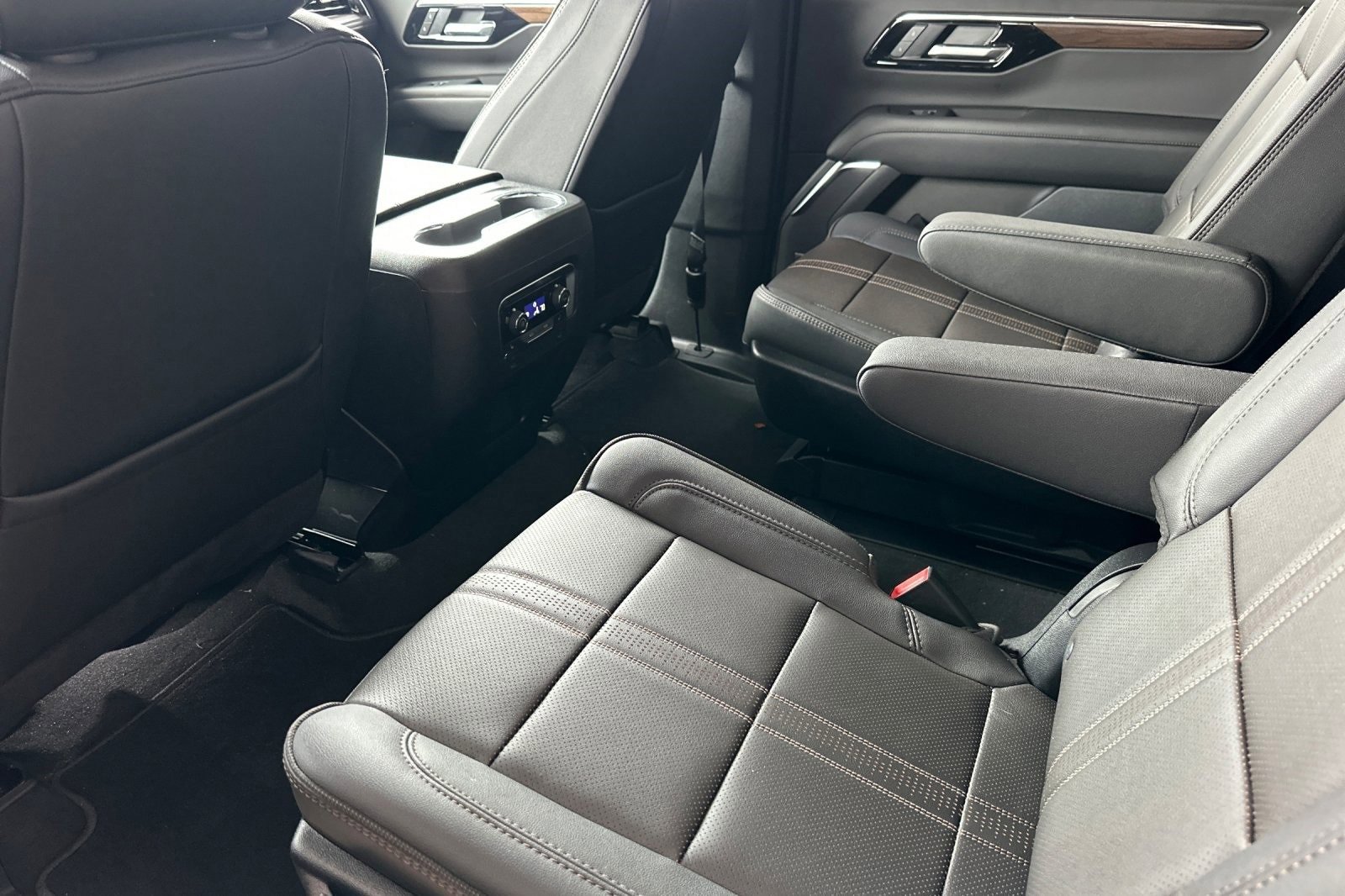 2025 Chevrolet Suburban High Country photo 12