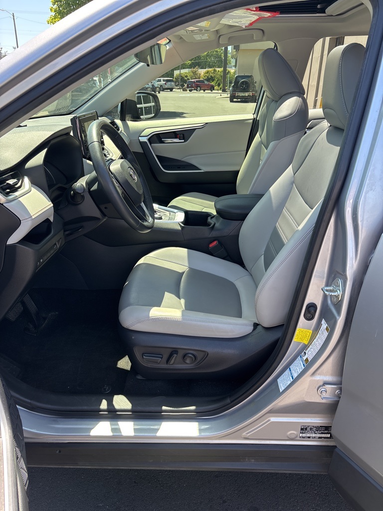 2022 Toyota RAV4 Hybrid XLE Premium photo 8