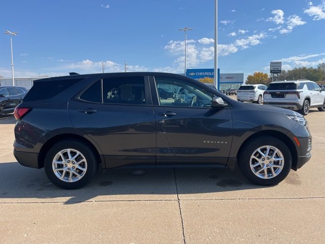 2022 Chevrolet Equinox LS photo 3