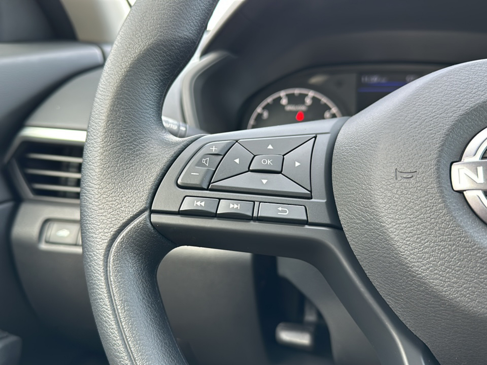 2025 Nissan Altima S photo 13