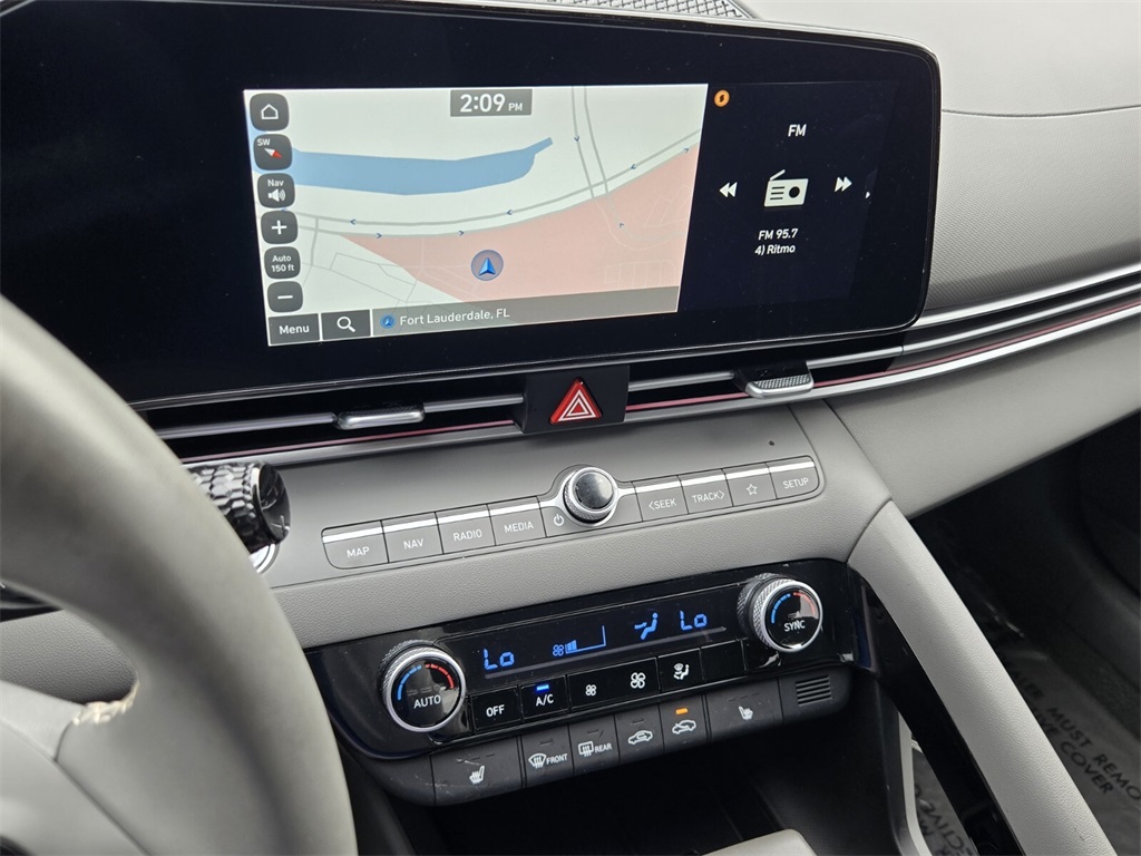 2024 Hyundai Elantra SEL Convenience photo 19