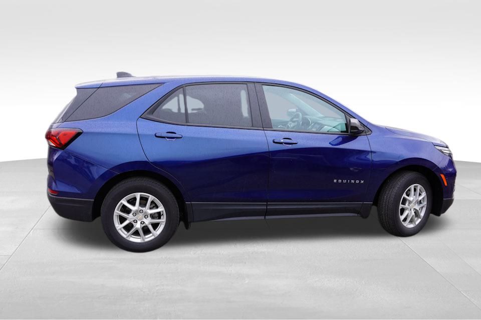 2022 Chevrolet Equinox LS photo 2