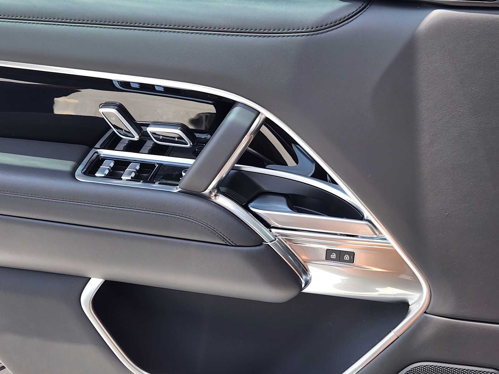 2025 Land Rover Range Rover SE photo 17