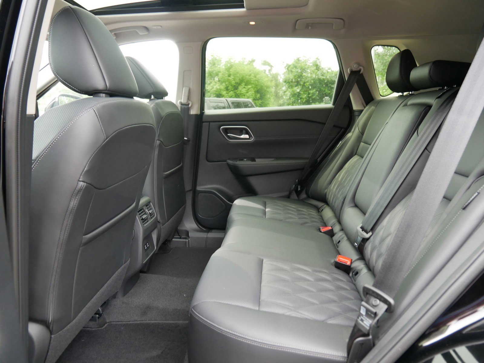 2025 Nissan Rogue Platinum photo 6