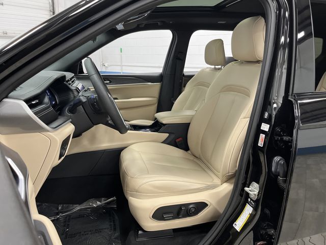 2023 Jeep Grand Cherokee Limited photo 2