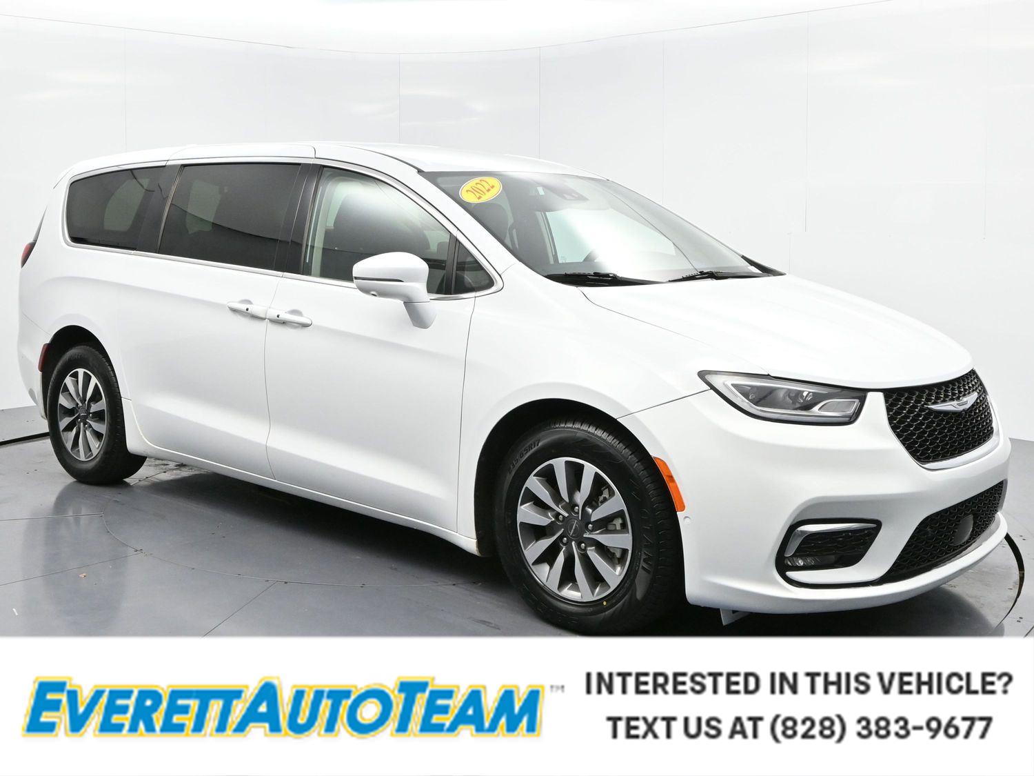 2022 Chrysler Pacifica Hybrid Touring L's photo