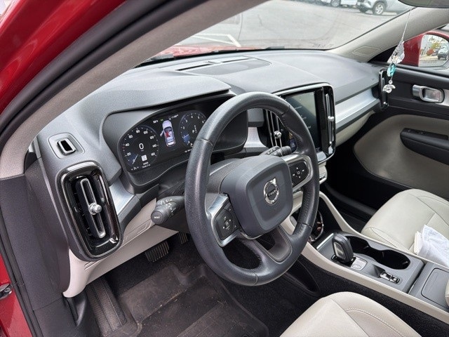 2020 Volvo XC40 Momentum photo 4