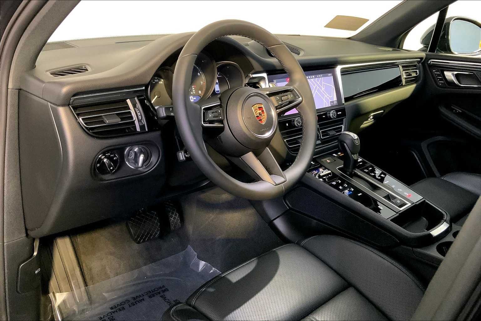 2025 Porsche Macan T photo 4