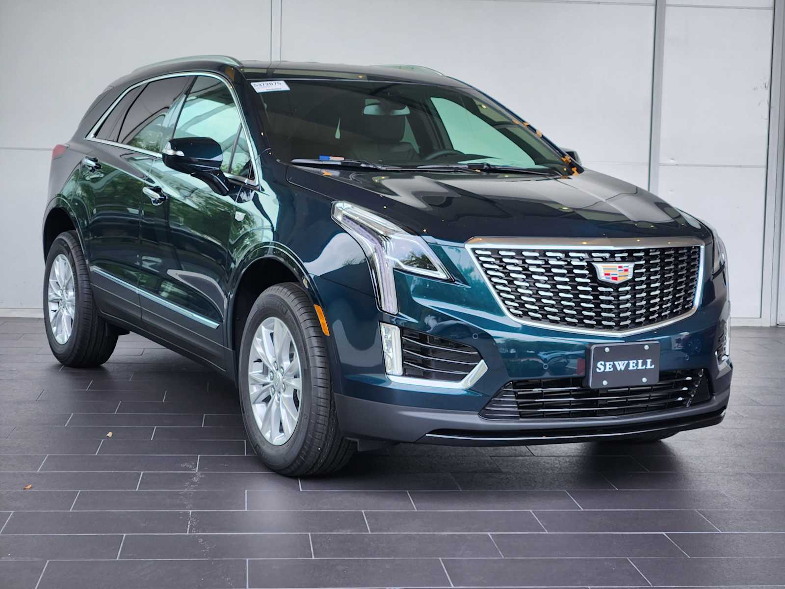 2025 Cadillac XT5 Luxury photo 2