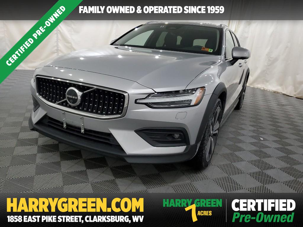 2025 Volvo V60 Cross Country Plus's photo