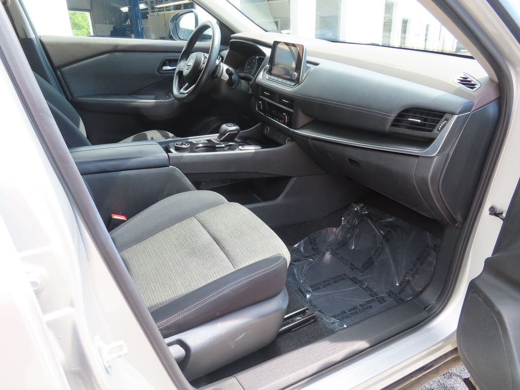 2023 Nissan Rogue SV photo 17