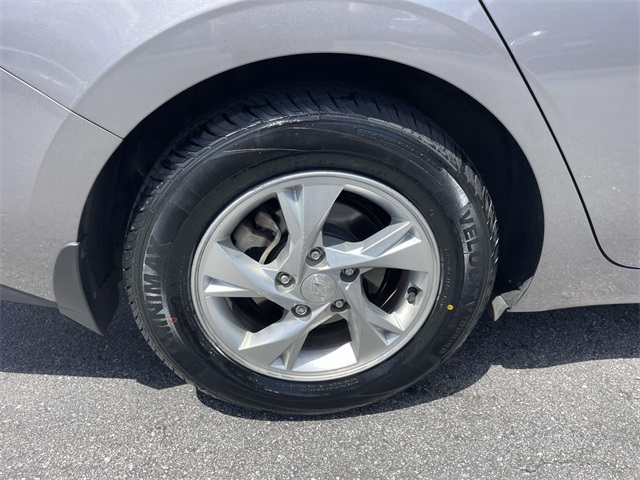 2023 Hyundai Elantra SE photo 2