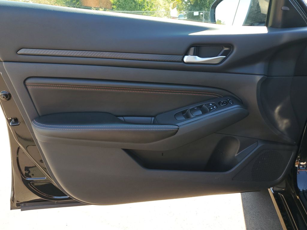 2022 Nissan Altima 2.5 SR photo 11