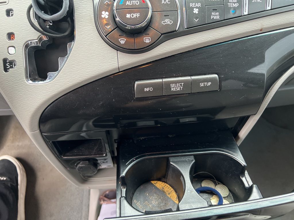 2014 Toyota Sienna LE photo 13