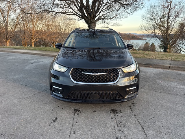 2022 Chrysler Pacifica Touring L photo 2
