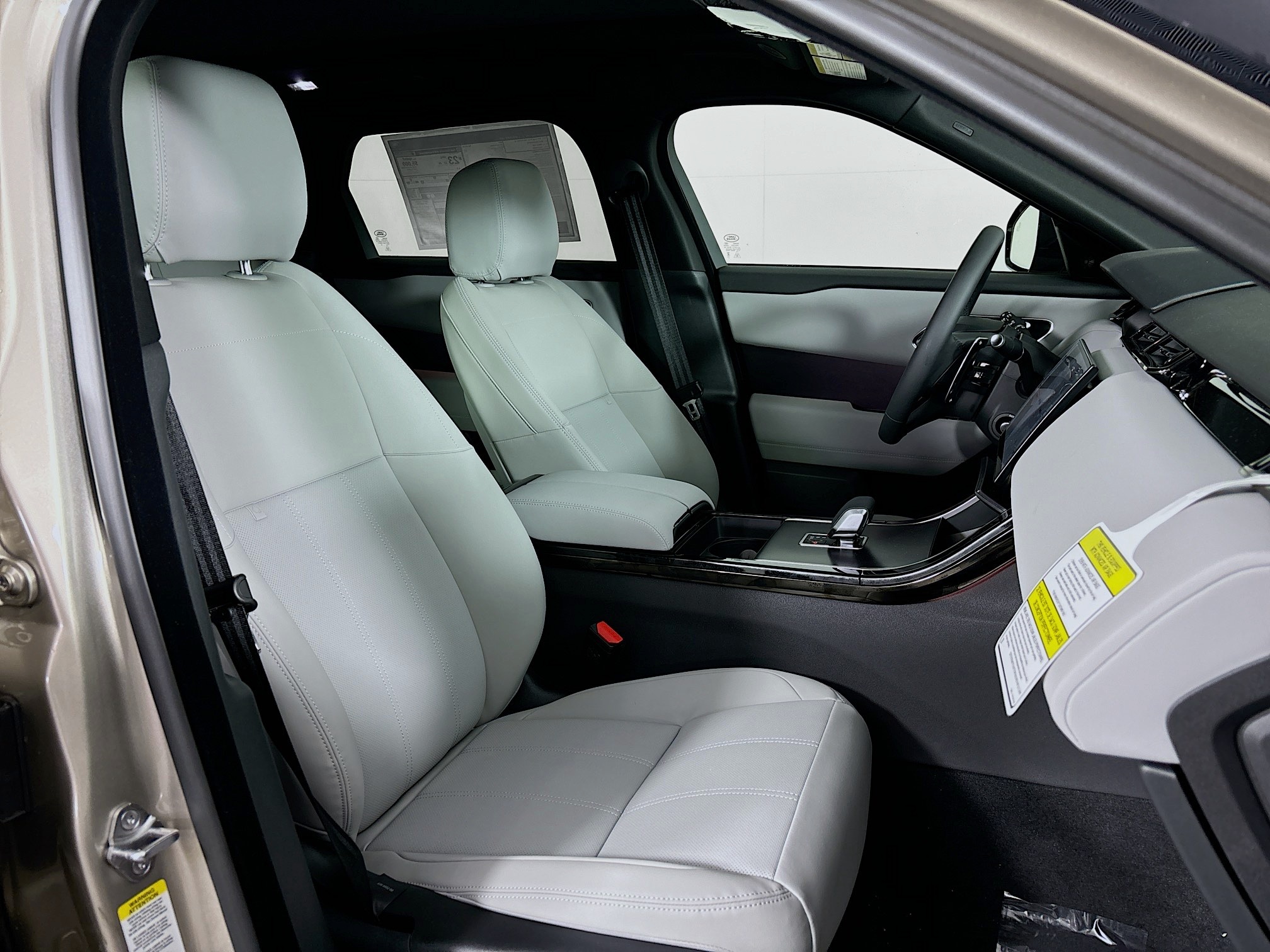 2026 Land Rover Range Rover Velar SE photo 19