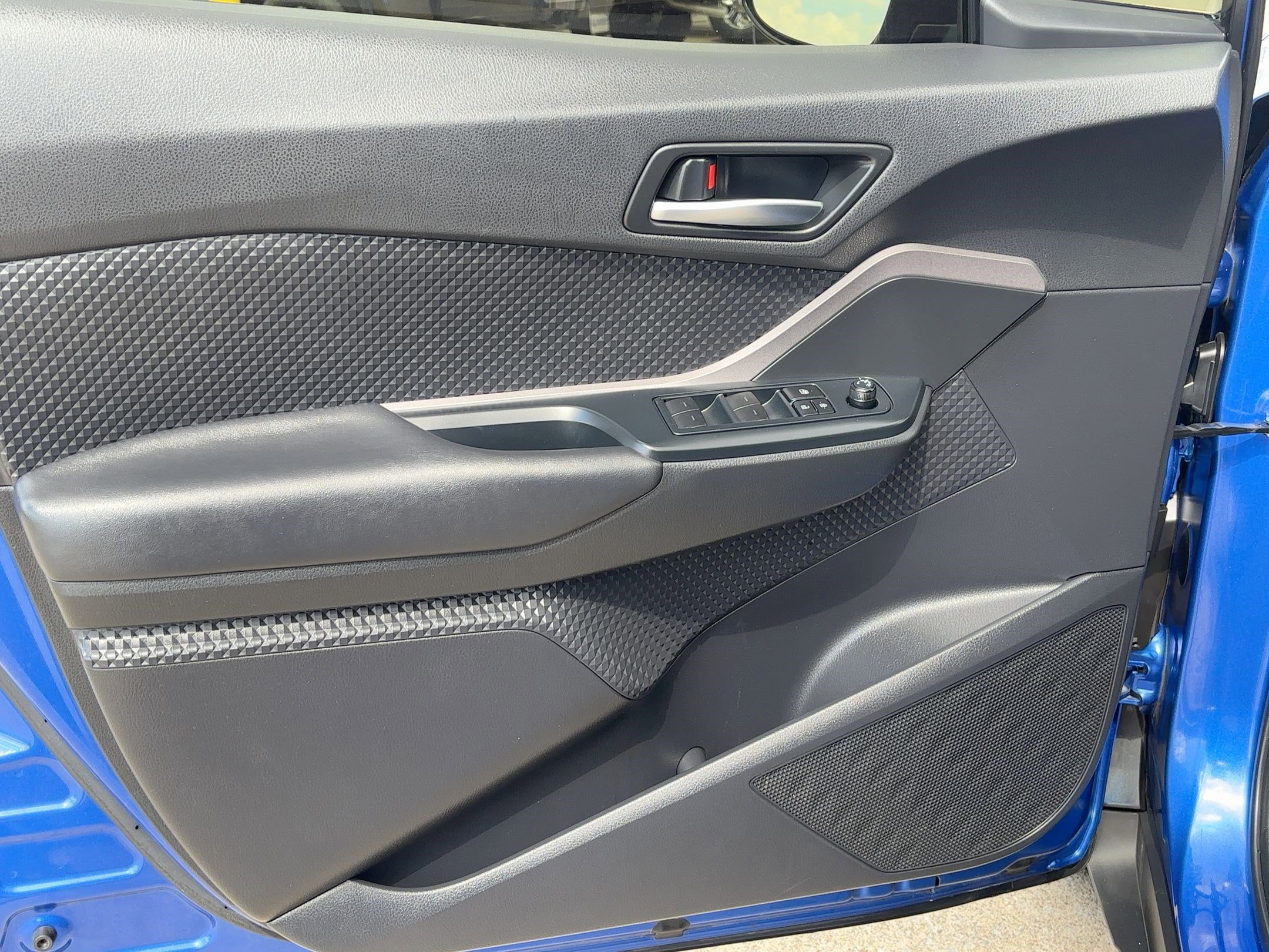 2020 Toyota C-HR LE photo 12