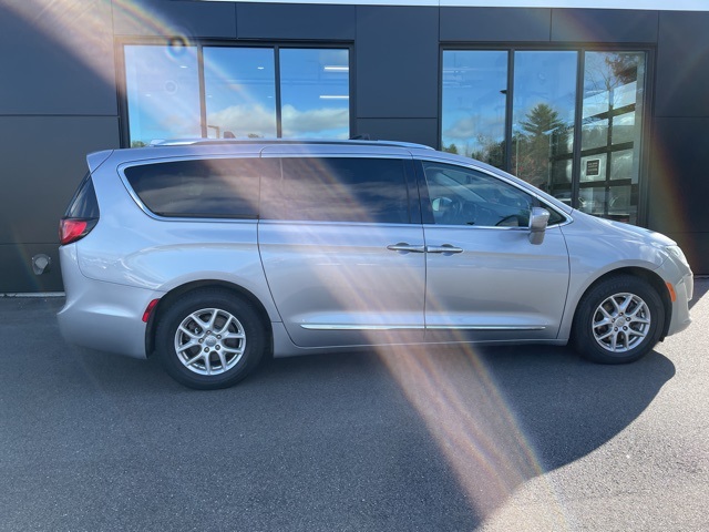 2020 Chrysler Pacifica Touring L photo 3