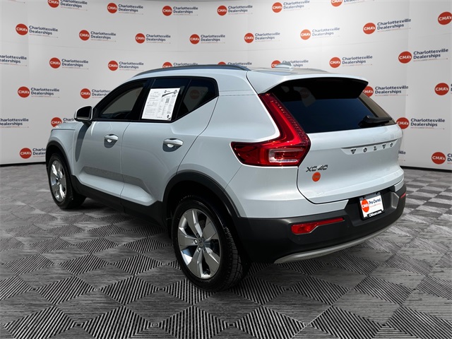 2022 Volvo XC40 Momentum T5 AWD photo 2