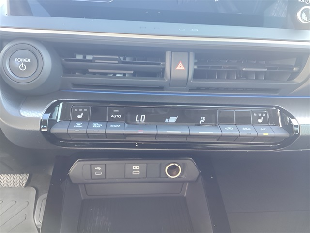 2023 Toyota Prius XLE photo 24