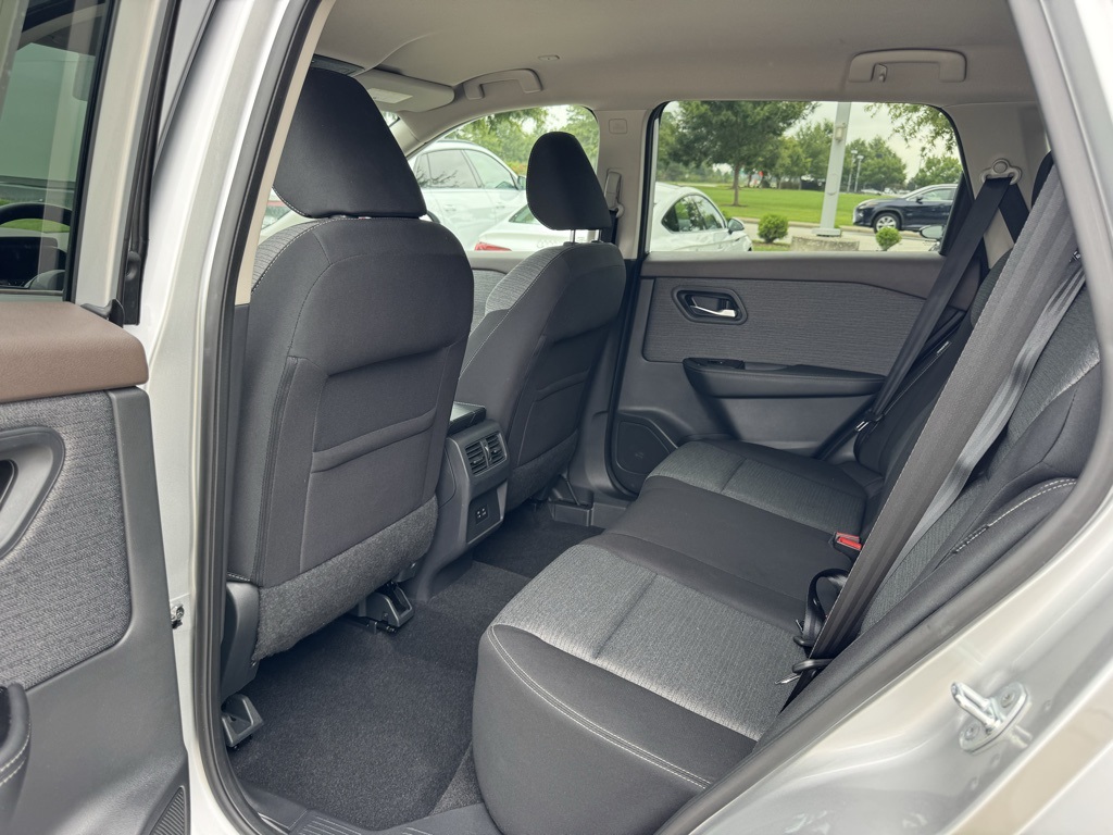 2022 Nissan Rogue SV photo 16