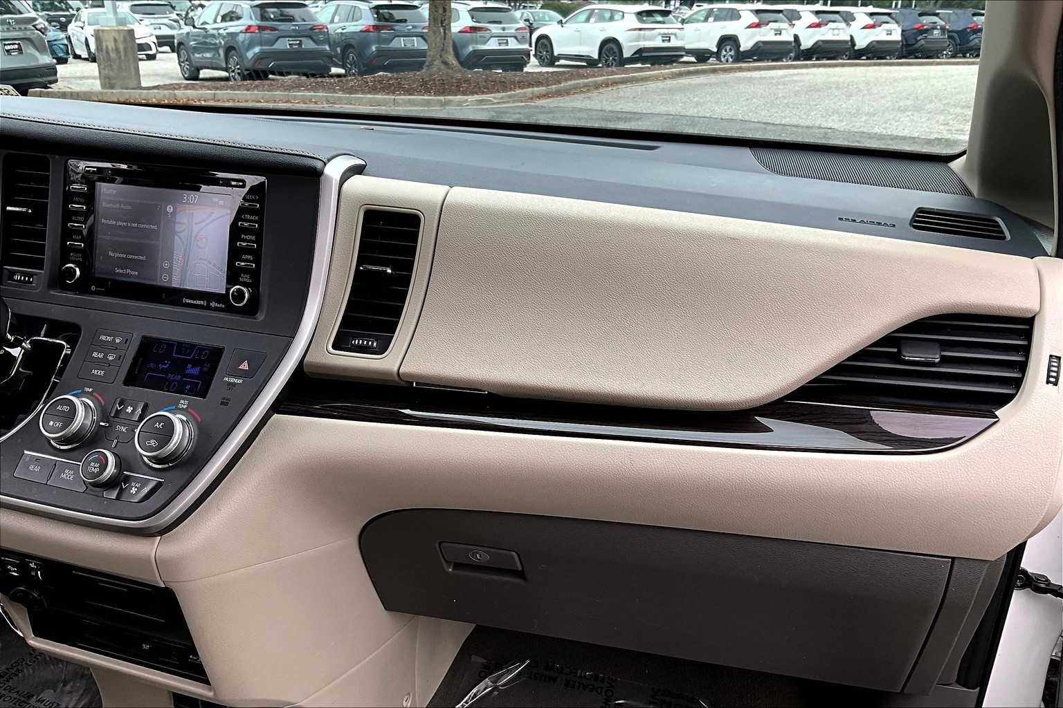 2020 Toyota Sienna XLE Premium photo 17