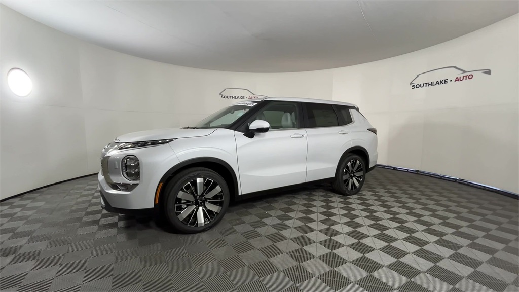 2025 Mitsubishi Outlander SE photo 4