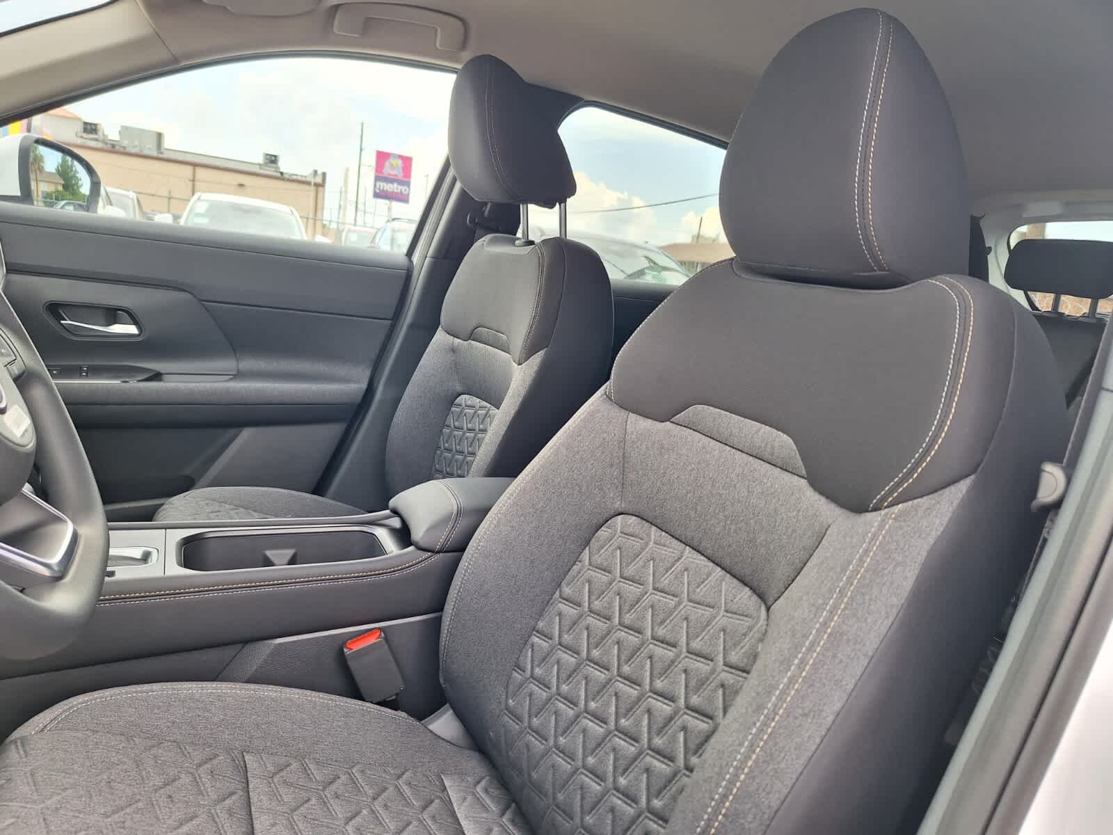 2025 Nissan Kicks SV photo 10