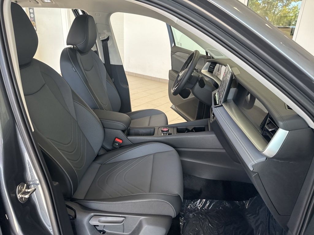 2025 Volkswagen Tiguan SE photo 13
