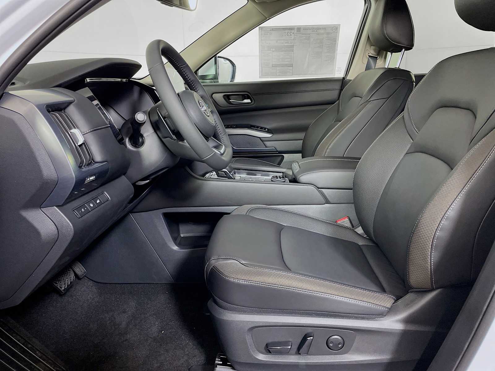 2025 Nissan Pathfinder SL photo 4