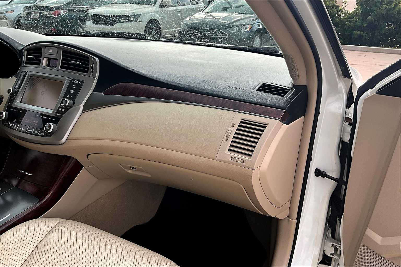 2011 Toyota Avalon Limited photo 17