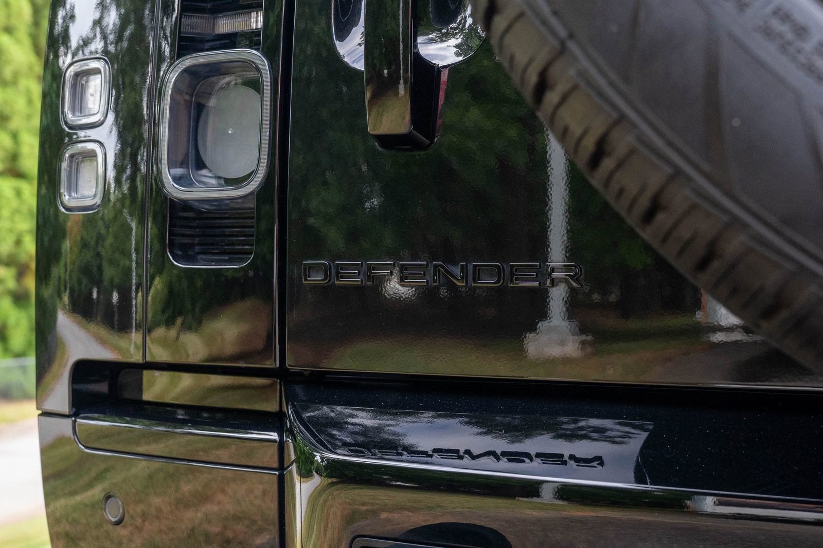2023 Land Rover Defender V8 photo 11
