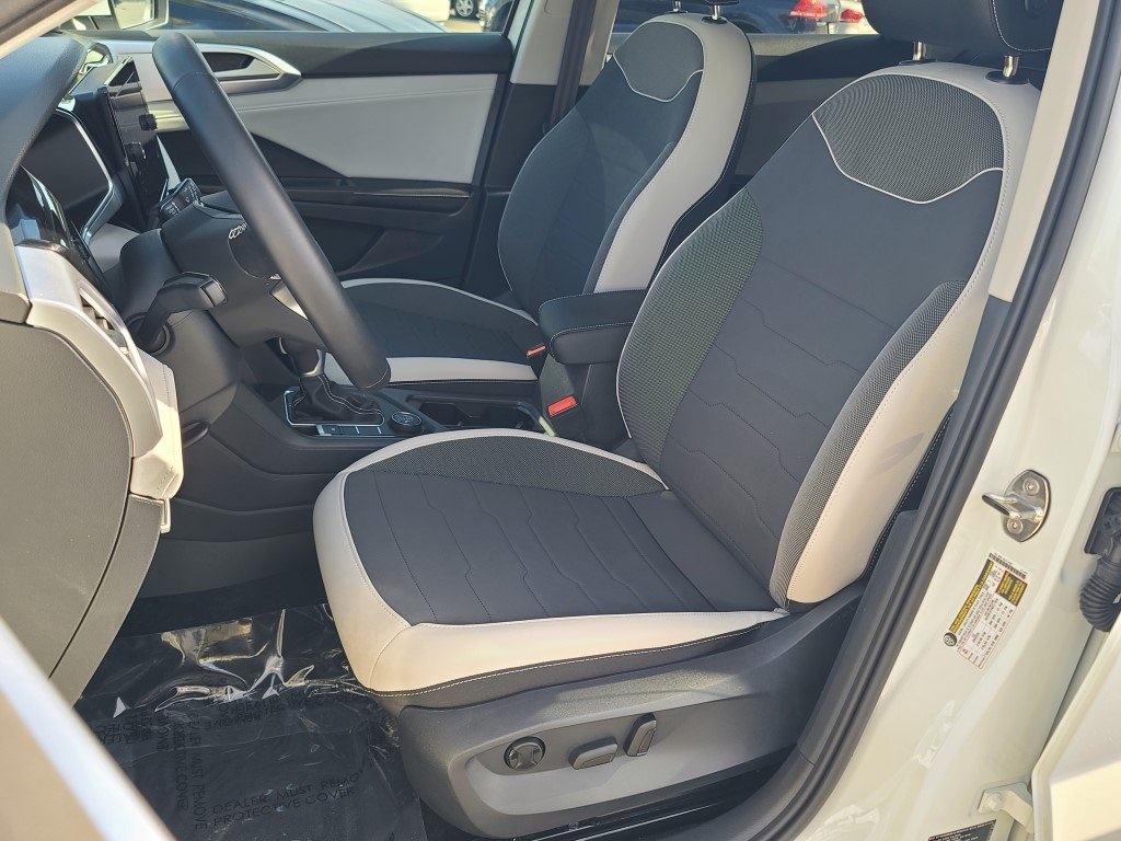 2025 Volkswagen Taos SE photo 2