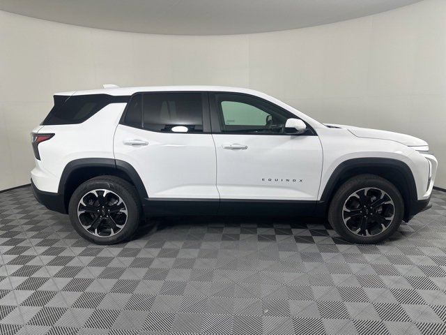 2026 Chevrolet Equinox LT photo 2