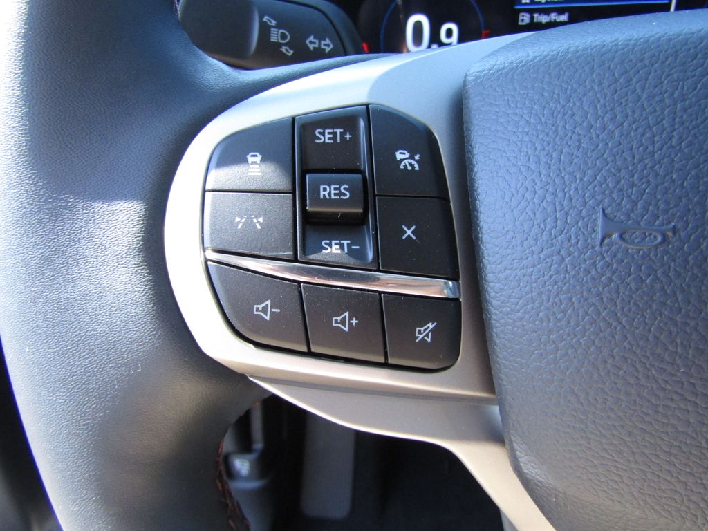 2025 Ford Explorer photo 14