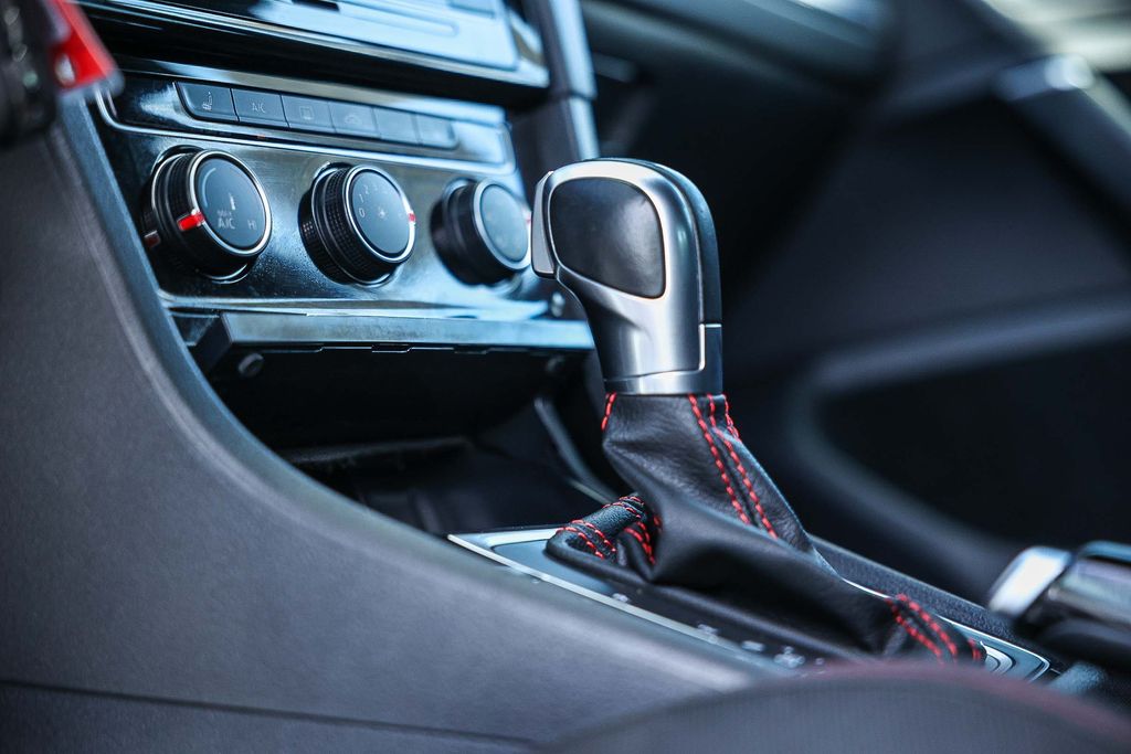 2019 Volkswagen Golf GTI S photo 2