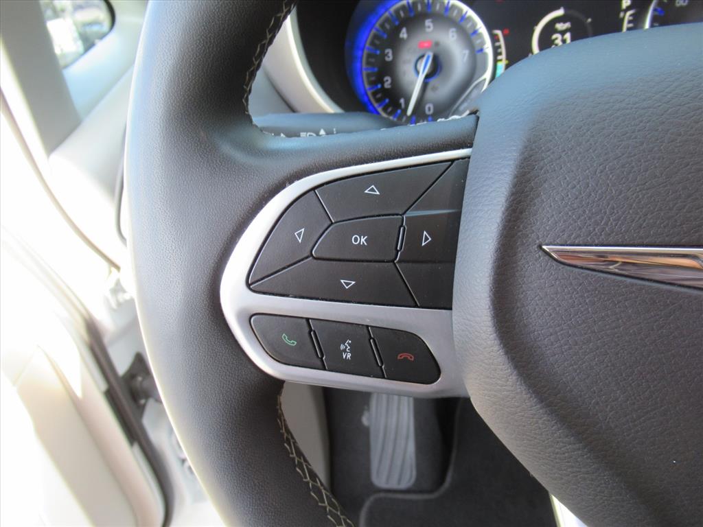 2023 Chrysler Pacifica Touring L photo 16